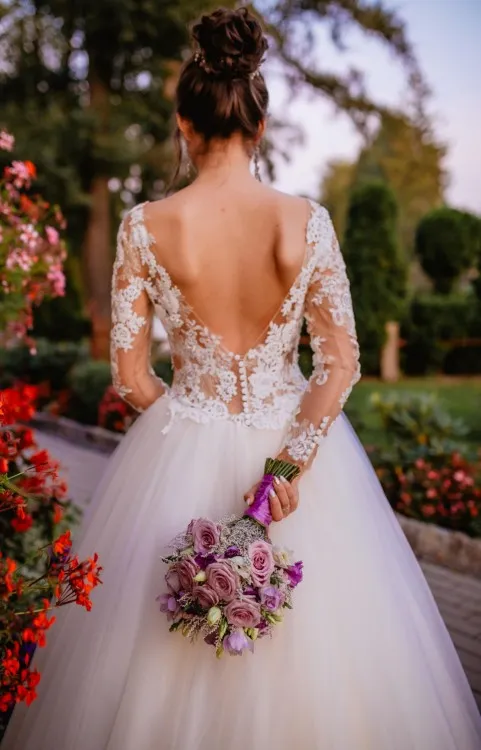 Backless Long-Sleeve Lace Garden Bridal Dresses 2020