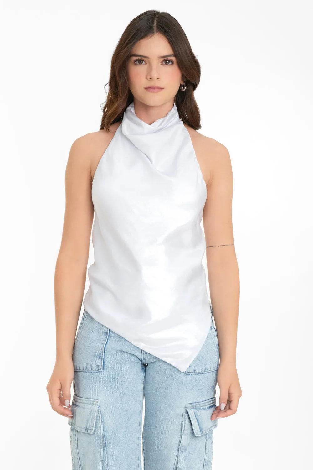 Blusa halter asimétrica de fit fluido