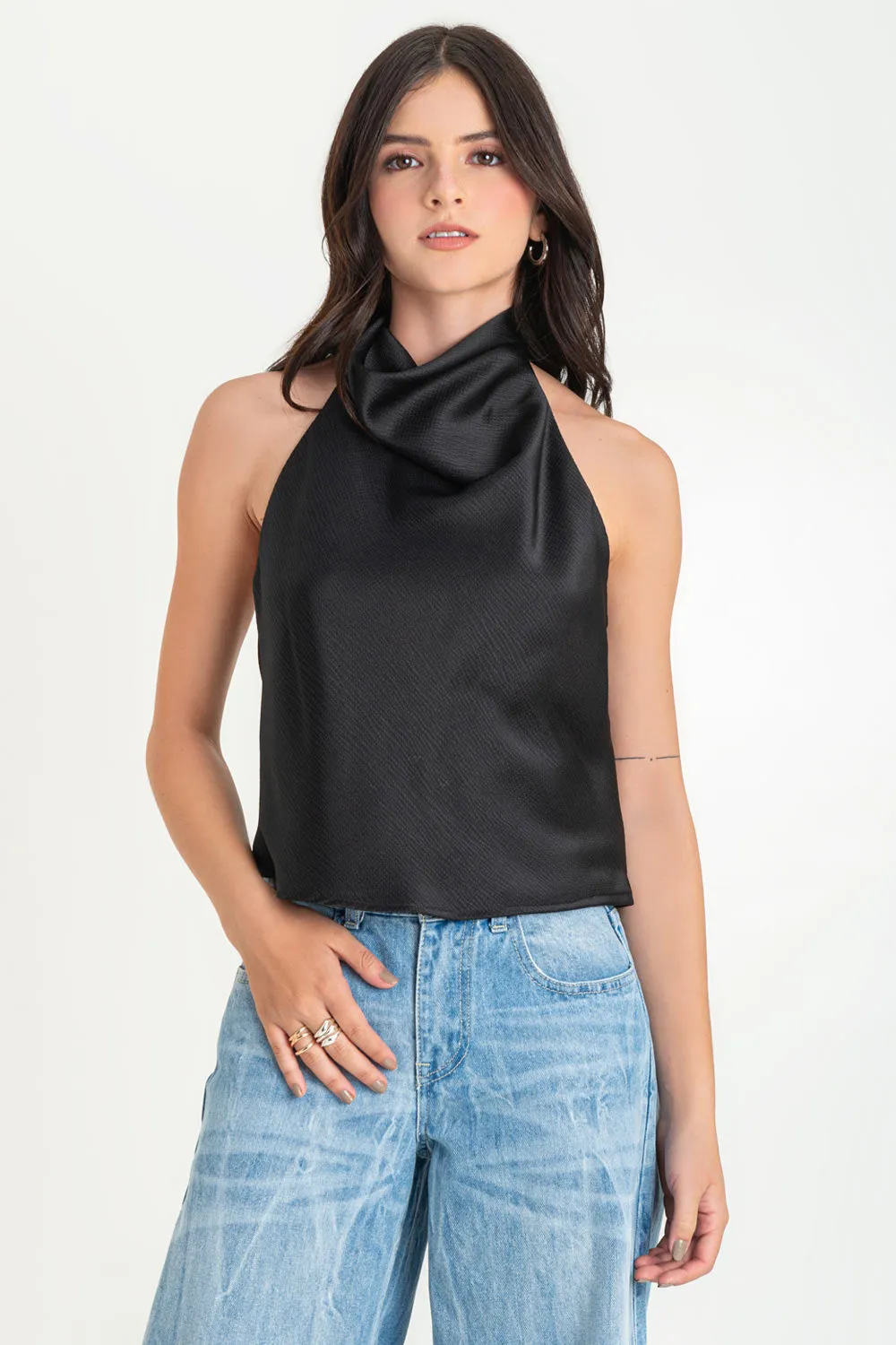 Blusa satinada halter cuello alto fluido