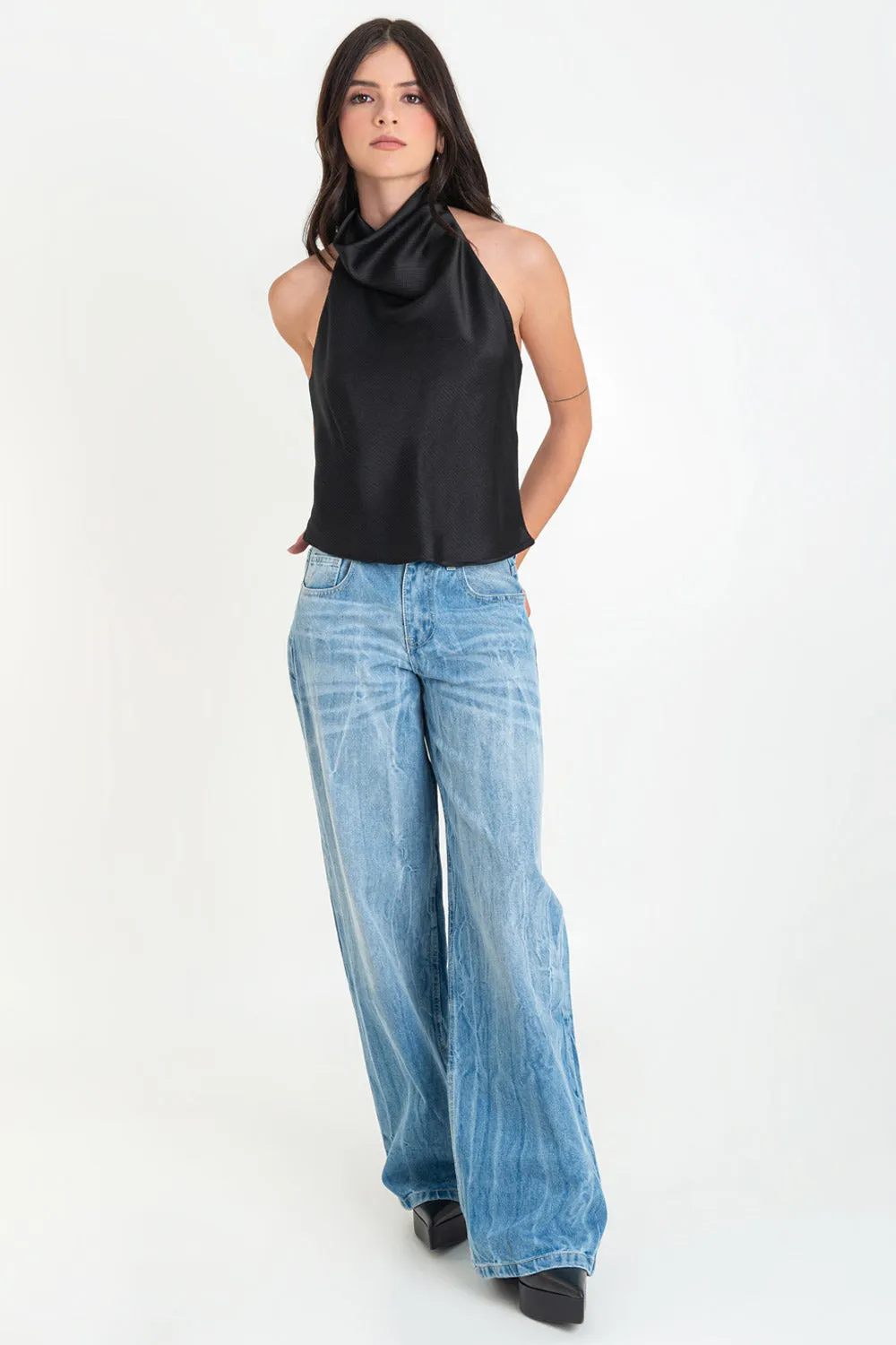 Blusa satinada halter cuello alto fluido