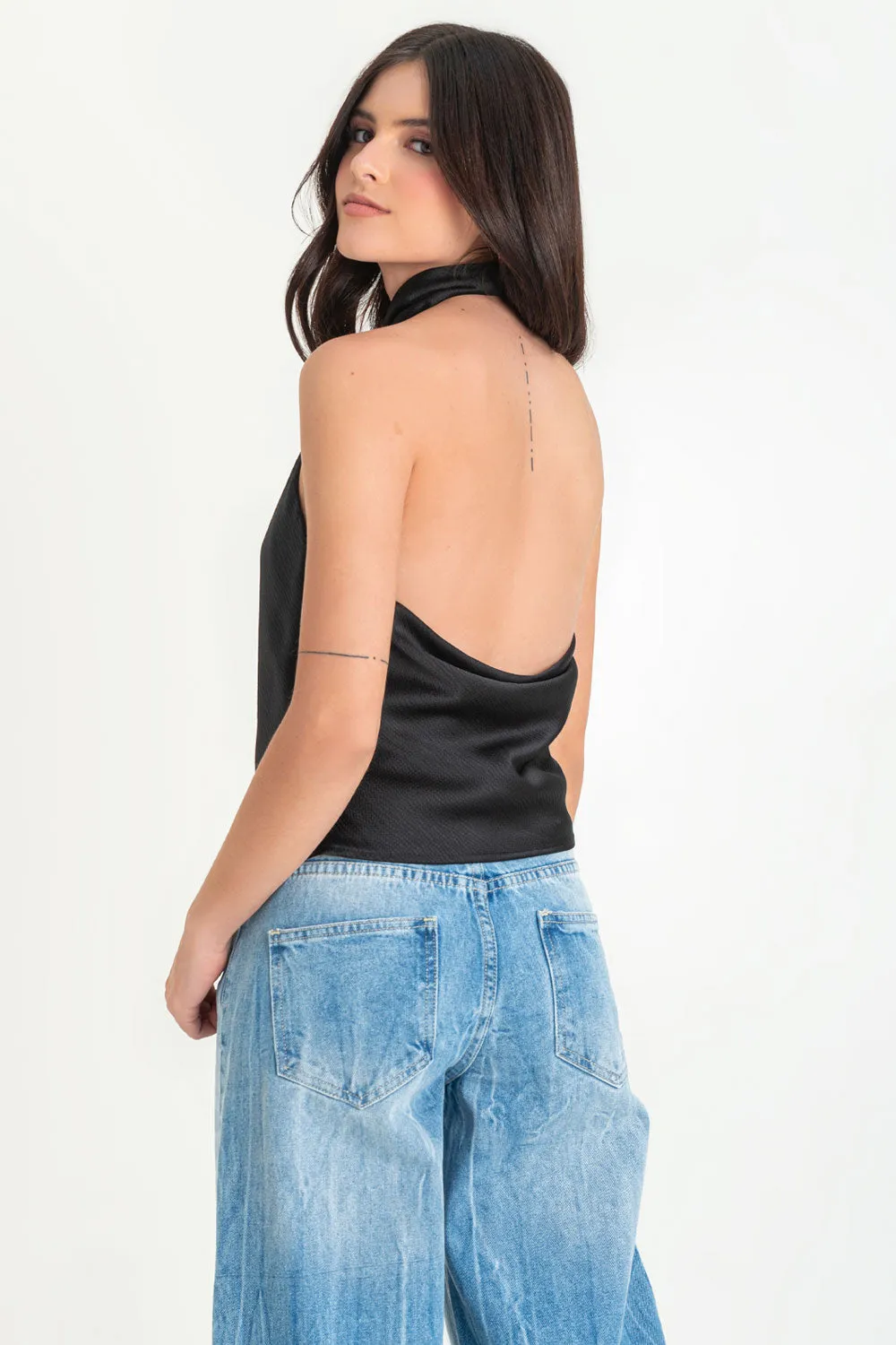 Blusa satinada halter cuello alto fluido