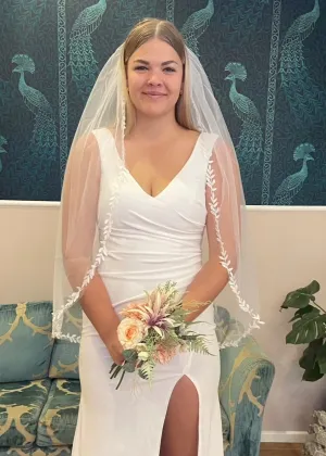 Leaf trim white tulle veil with metal comb Express NZ wide