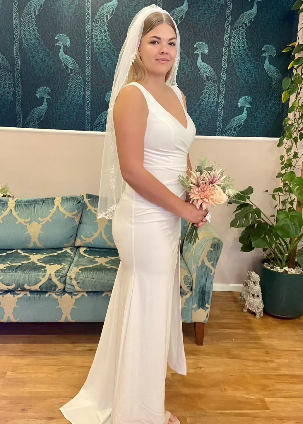 Leaf trim white tulle veil with metal comb Express NZ wide