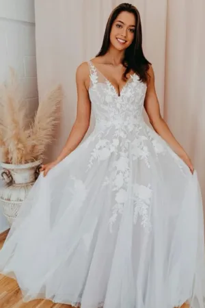 Romantic Floral Lace Wedding Gown with Tulle Skirt