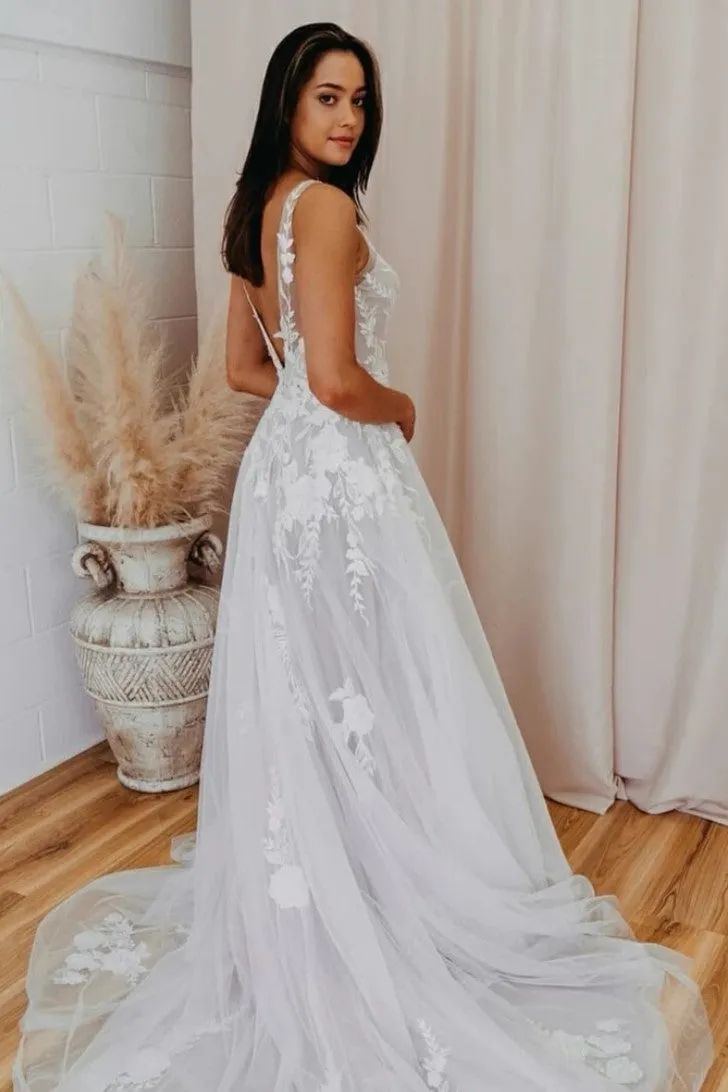 Romantic Floral Lace Wedding Gown with Tulle Skirt