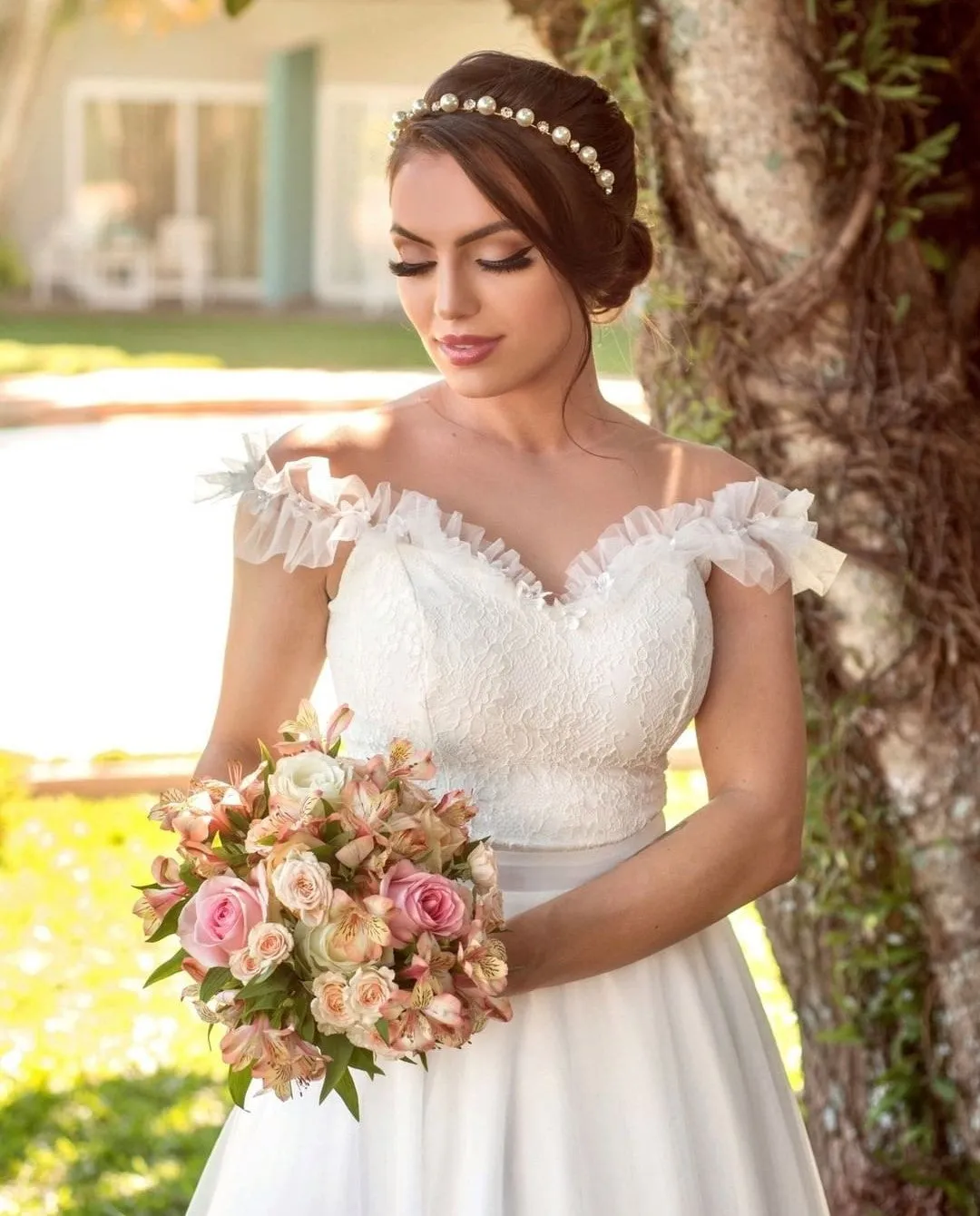 Romantic Tulle Lace Birdal Gown with Sheer Neckline