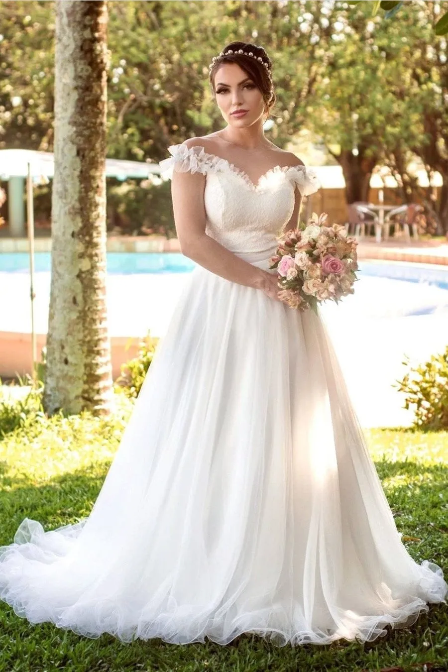 Romantic Tulle Lace Birdal Gown with Sheer Neckline