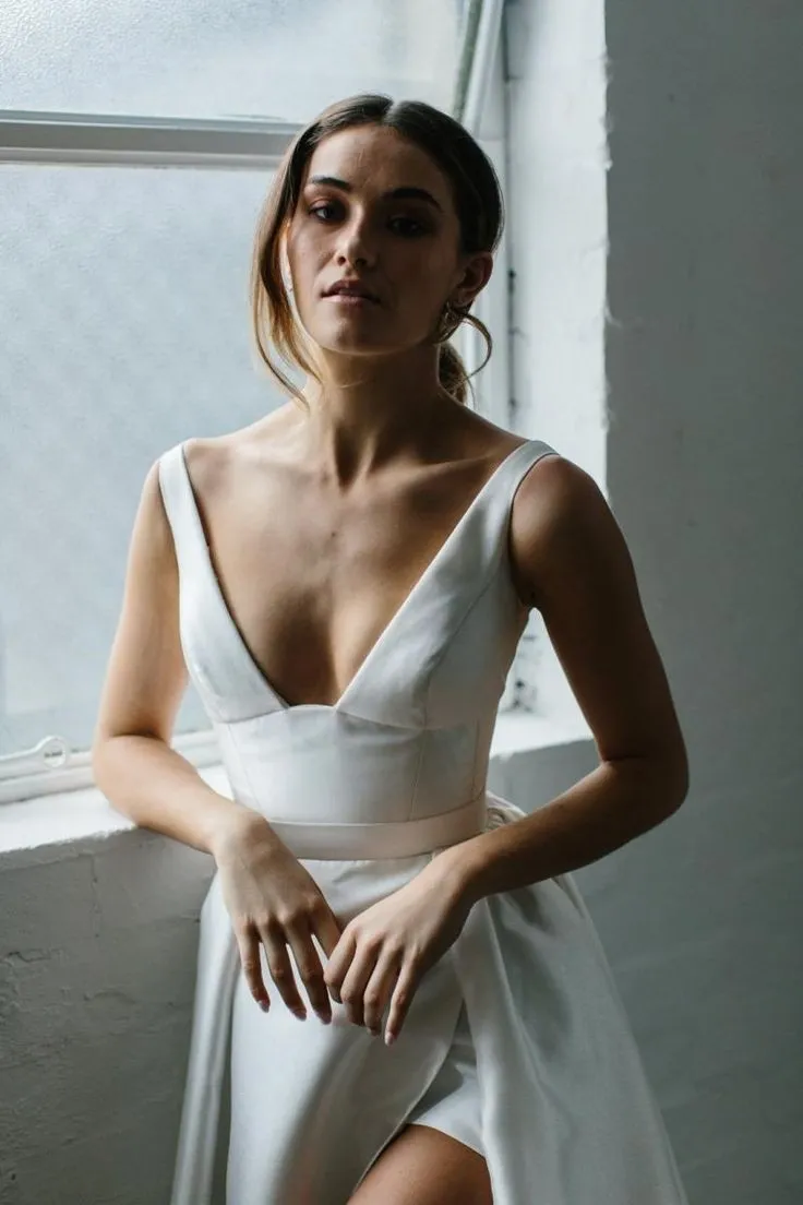 Sleeveless Satin Simple Bridal Gowns with Inner Skirt
