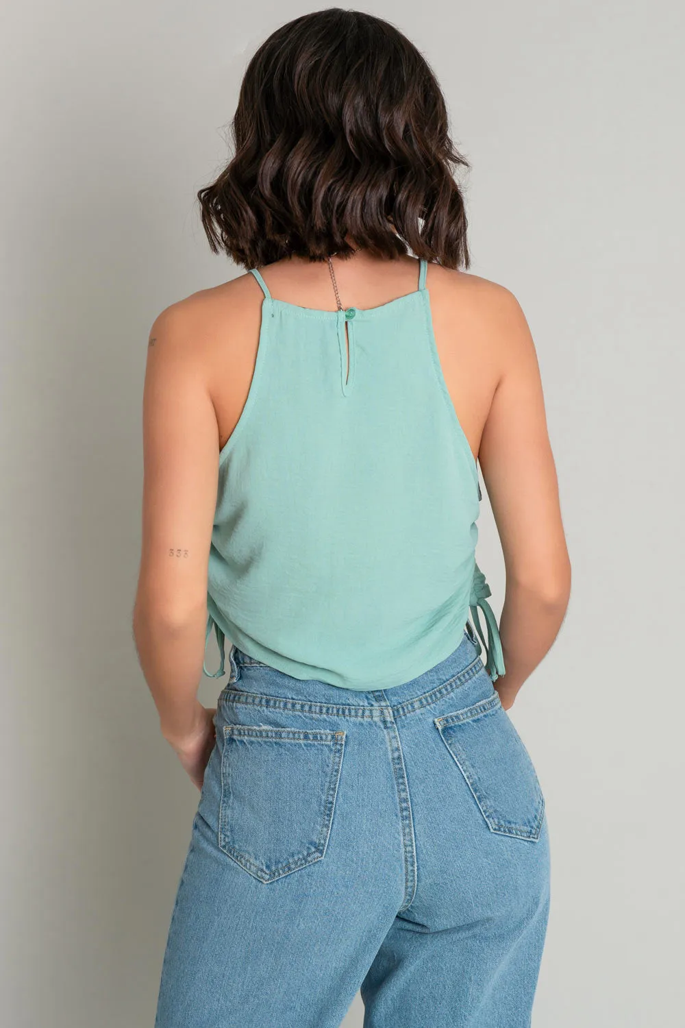 Top halter tirantes con jaretas laterales